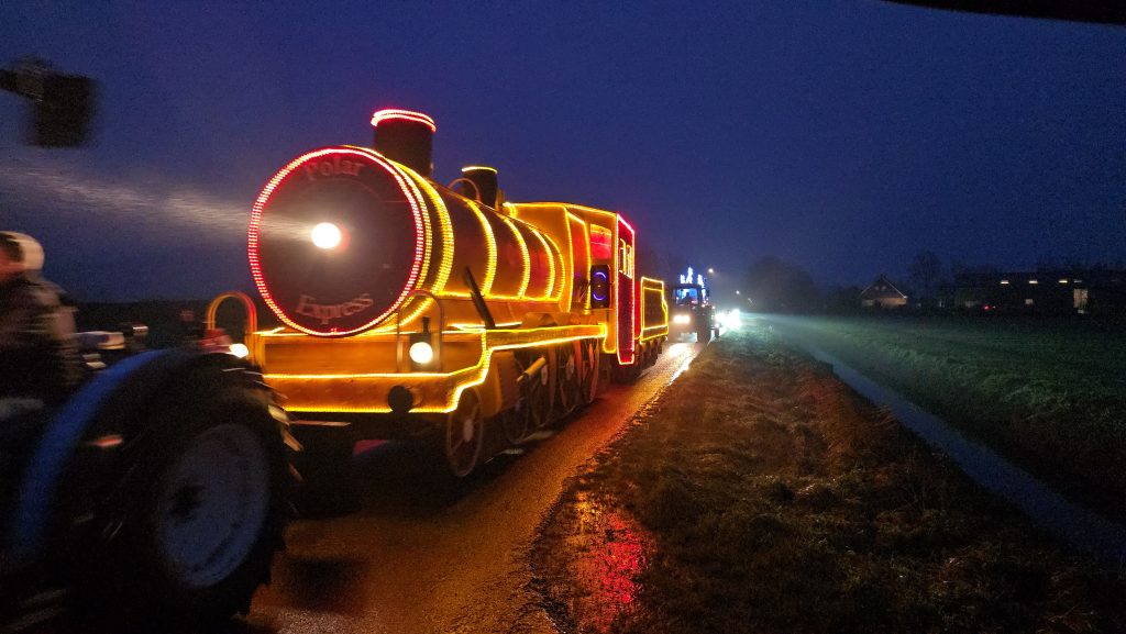 Verlichte trekkerrit trekt veel bekijks