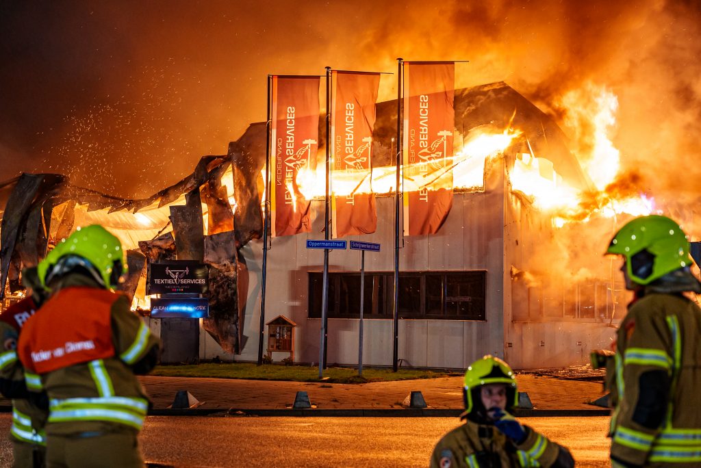 Zeer grote brand Schrijnwerkerstraat Hoogvliet