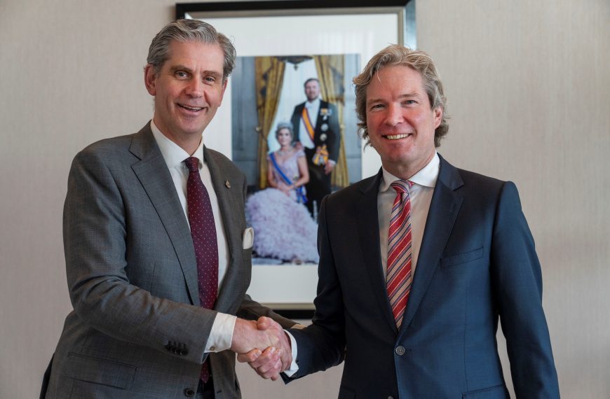 Burgemeester Foort van Oosten opnieuw beëdigd als burgemeester van Nissewaard