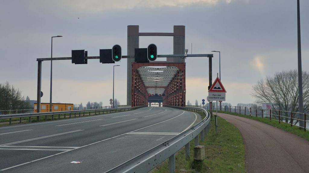 Files na stroring Spijkenisserbrug