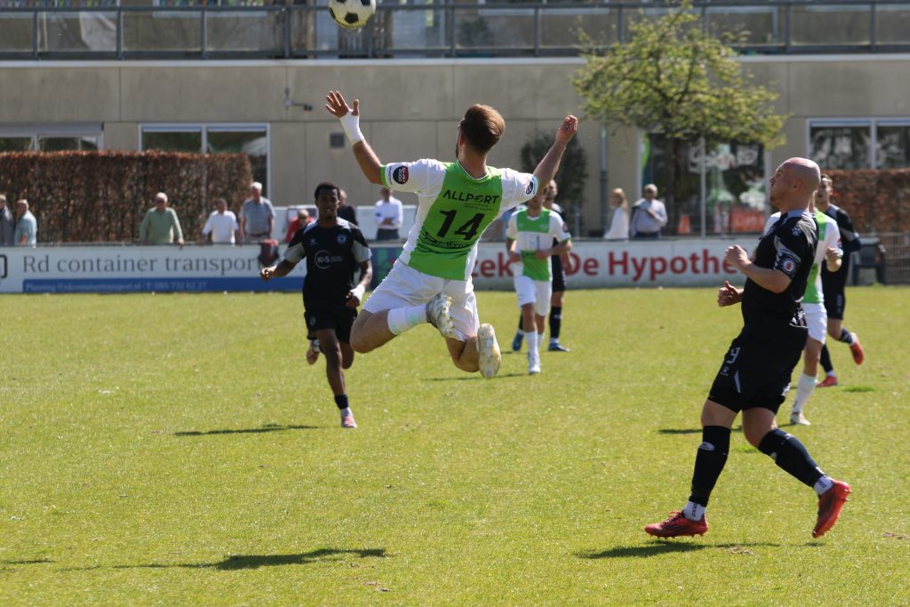 Spijkenisse wint derby van Voorne-Putten van Nieuwenhoorn