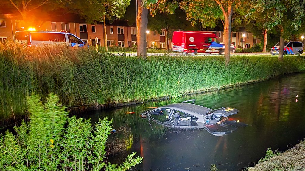 Auto te water De Schouw