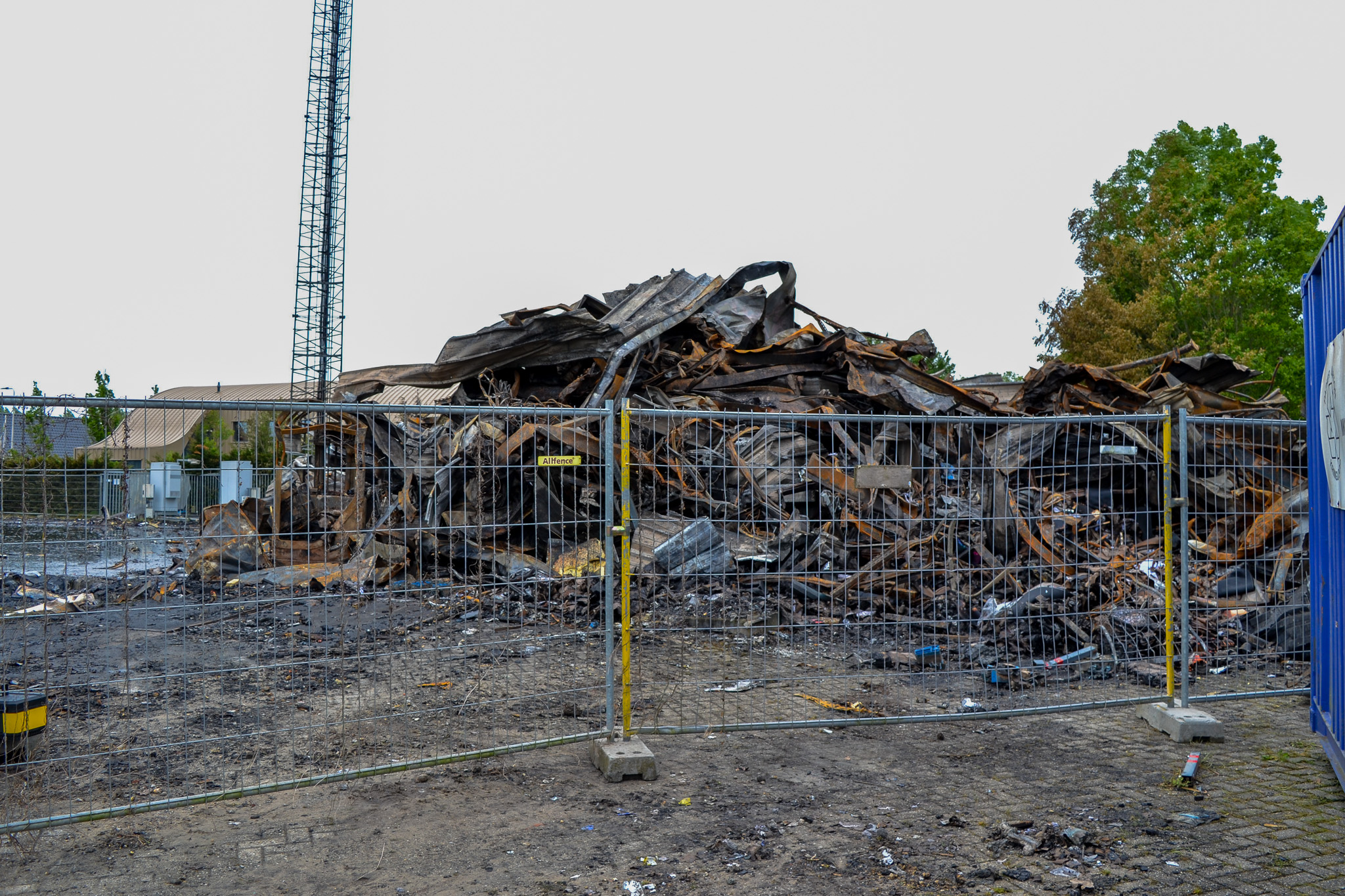 Zeer grote brand verwoest bedrijfspand in Hellevoetsluis