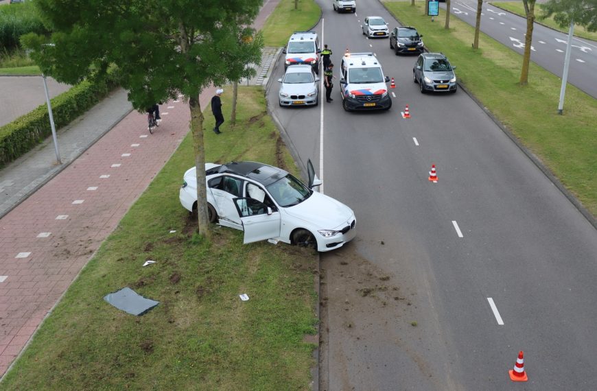 Auto komt tegen boom tot stilstand op de Maaswijkweg