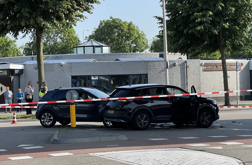 Botsing op Donaulaan zorgt voor flinke schade
