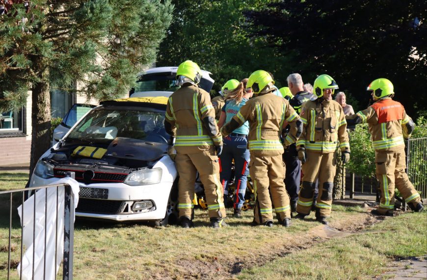 Beknelling bij verkeersongeval op Heveringseweg in Rockanje