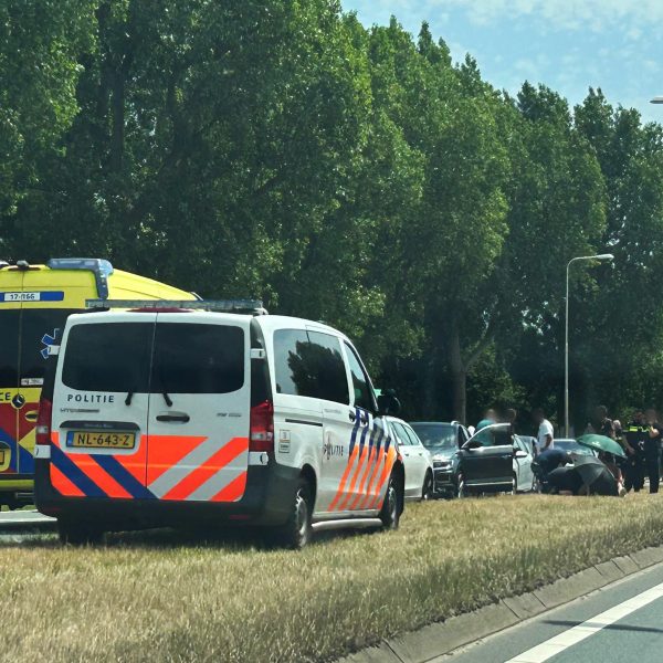 Twee auto’s botsen op Groene Kruisweg: Ambulance ter plaatse