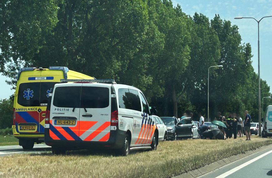 Twee auto’s botsen op Groene Kruisweg: Ambulance ter plaatse
