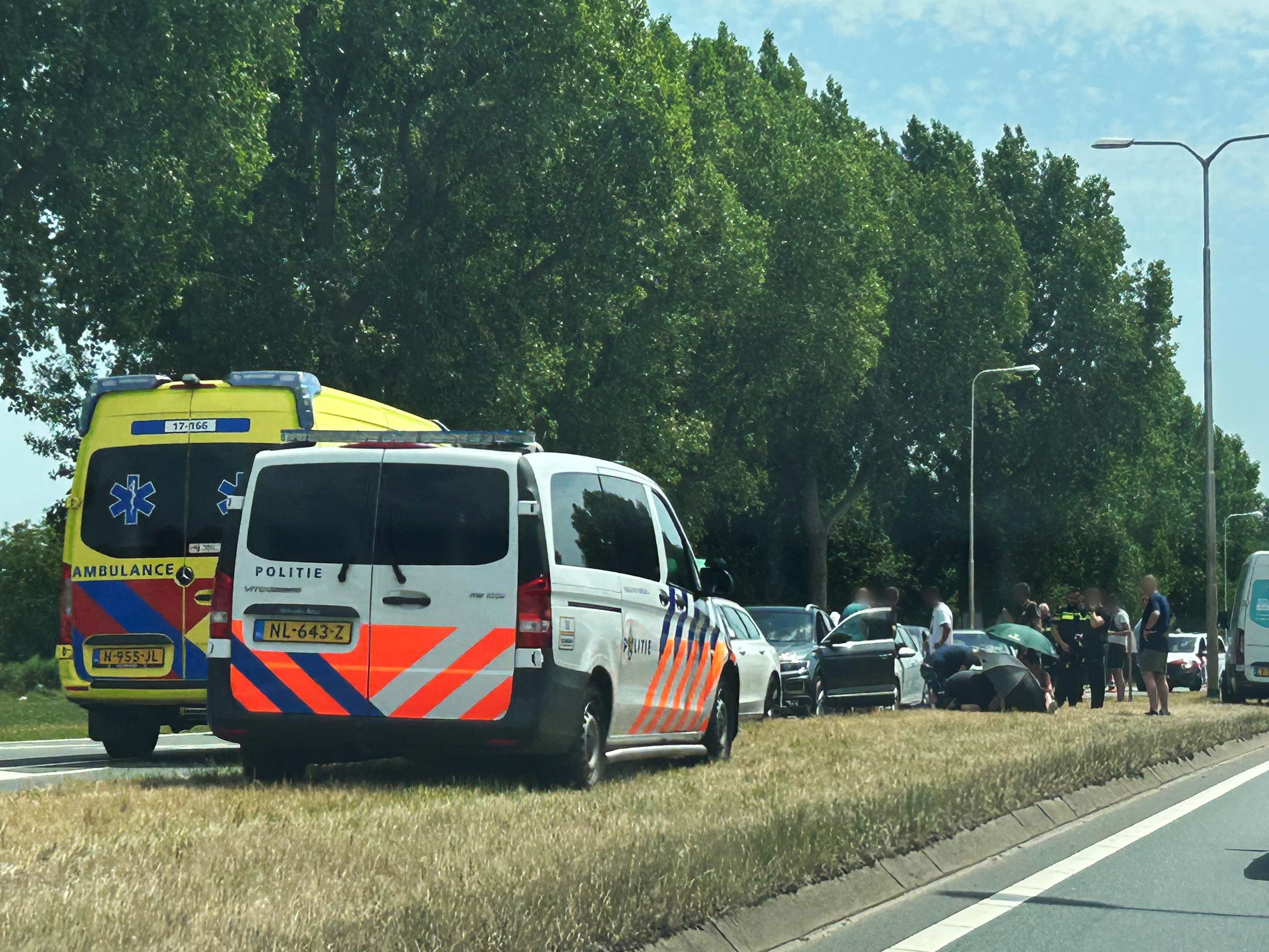 Twee auto’s botsen op Groene Kruisweg: Ambulance ter plaatse