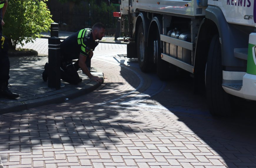 Fietser aangereden door vuilniswagen in Zuidland
