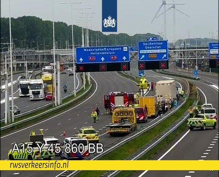 A15 richting Europoort afgesloten na ongeluk met motor en vrachtwagen