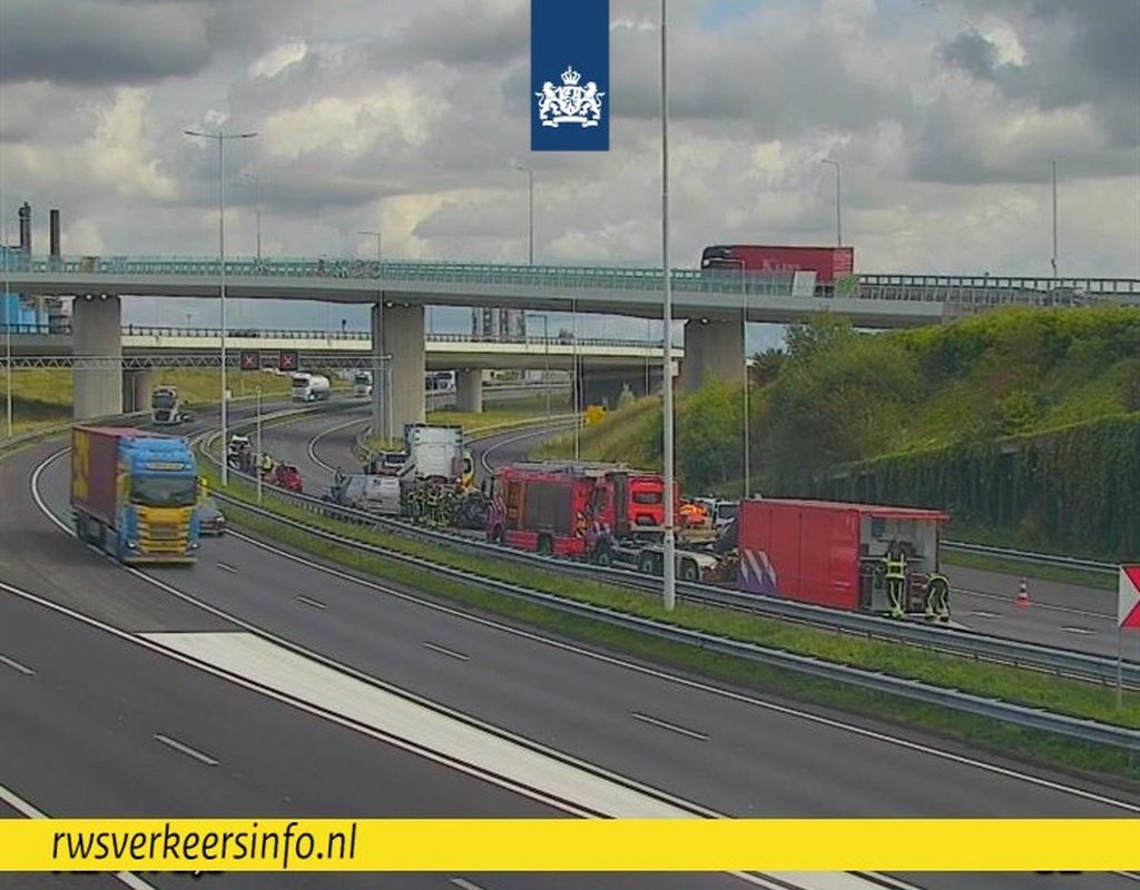 A15 dicht bij knooppunt Rozenburg door…