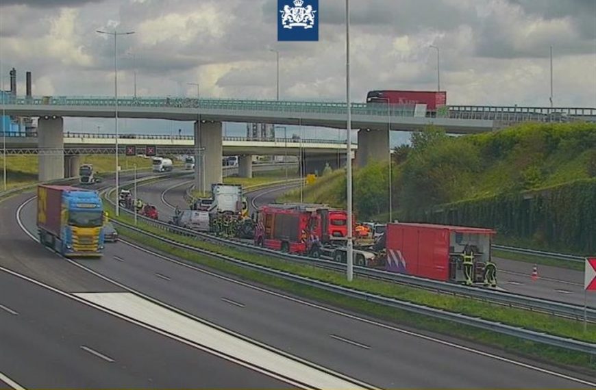 A15 dicht bij knooppunt Rozenburg door ongeval