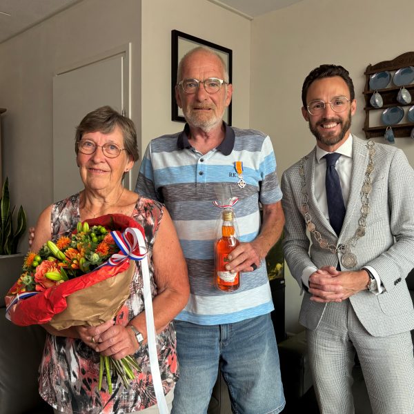 Lintje voor Leen van der Knaap: al 35 jaar vrijwilliger bij De Rozenhoek