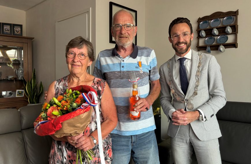 Lintje voor Leen van der Knaap: al 35 jaar vrijwilliger bij De Rozenhoek