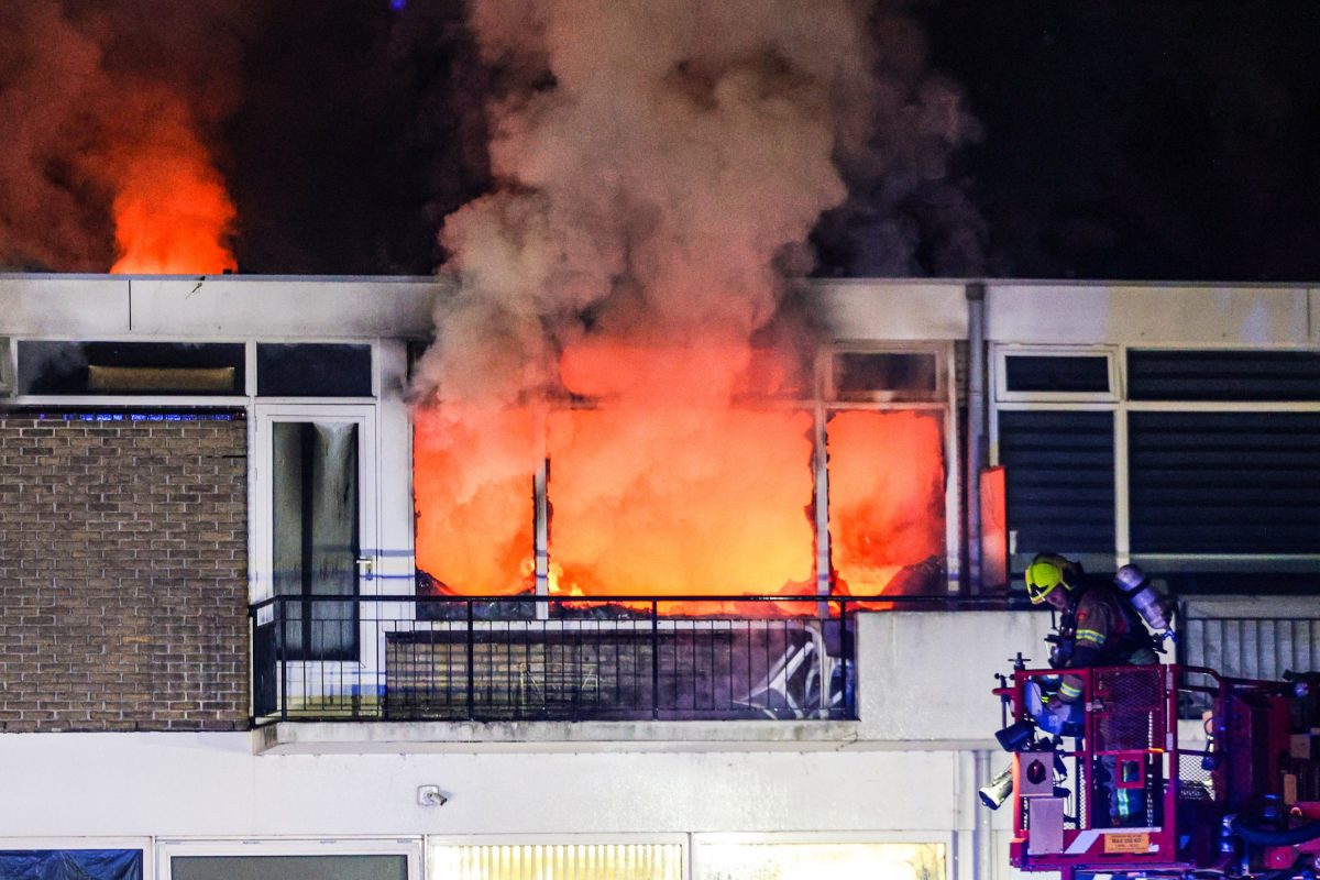Vlammen slaan uit woning in Spijkenisse
