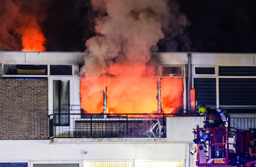 Vlammen slaan uit woning in Spijkenisse