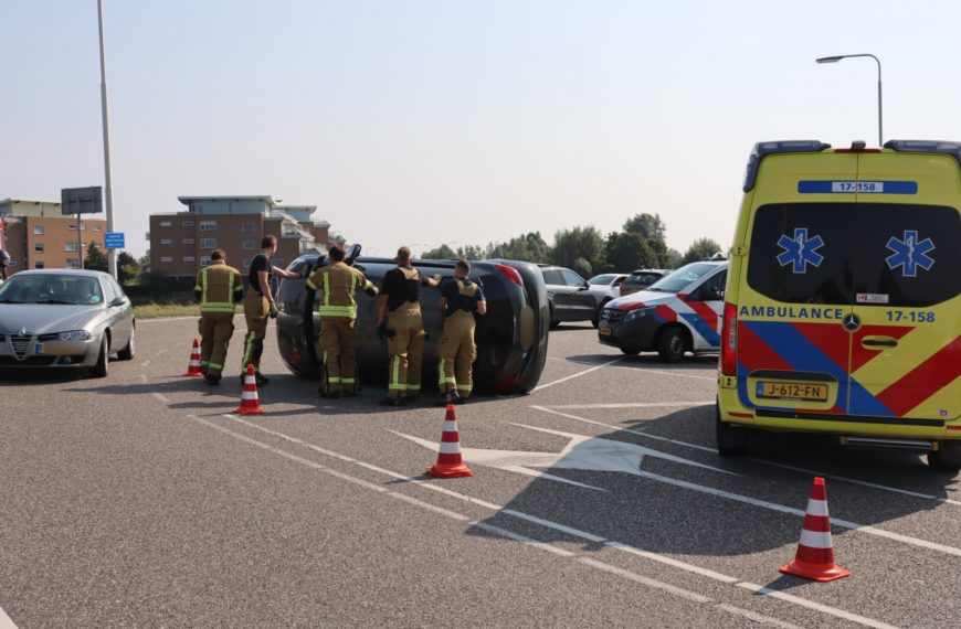 Voertuig kantelt na aanrijding op Hekelingsweg