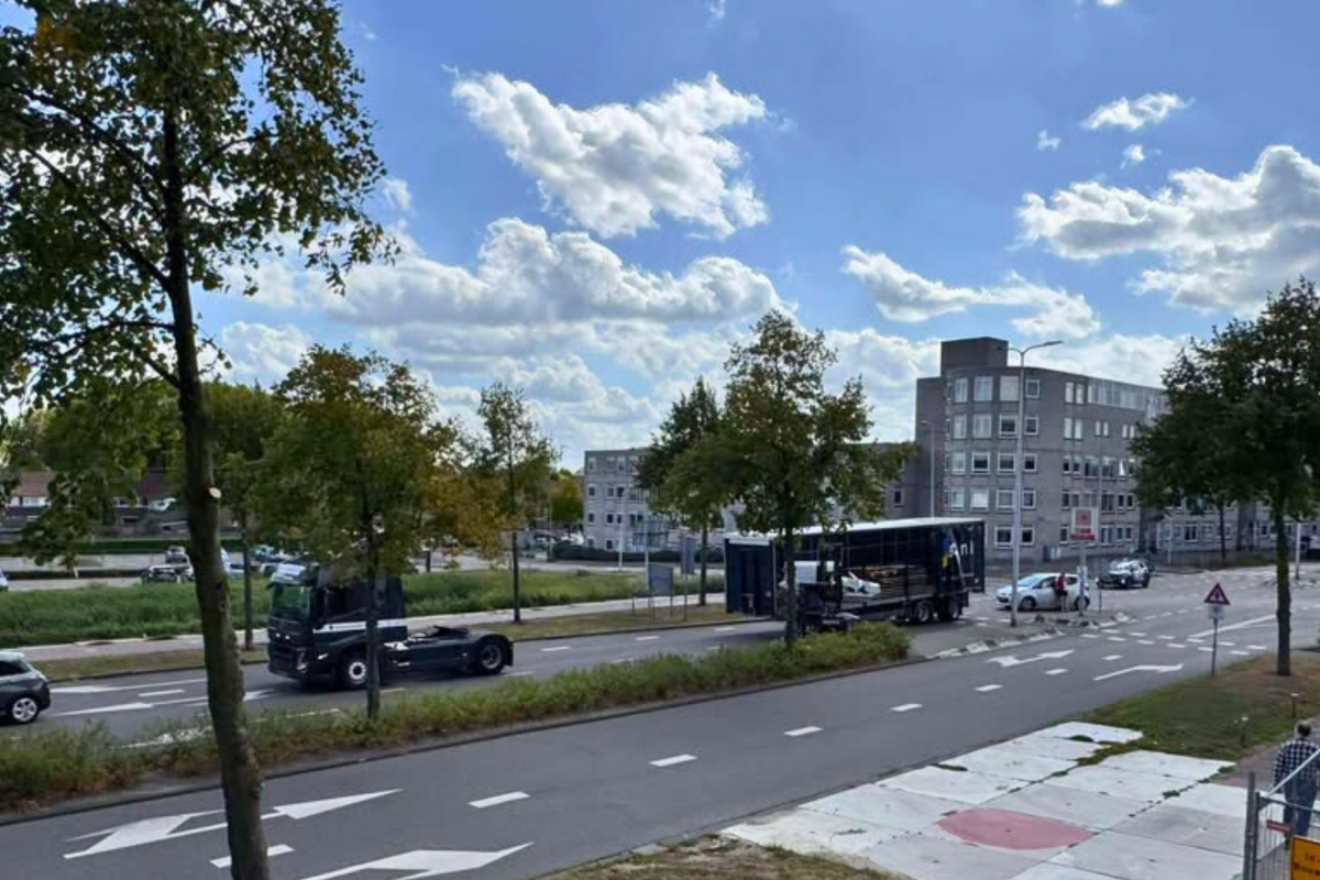 Trailer schiet los van vrachtwagen op…