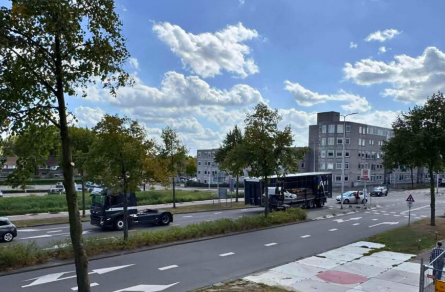 Trailer schiet los van vrachtwagen op Doctor J.M. Den Uyllaan