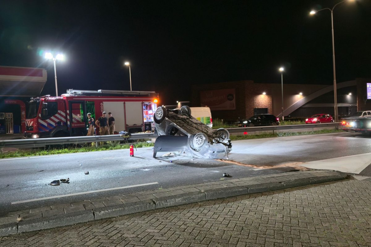 Auto op zijn dak na ongeval…