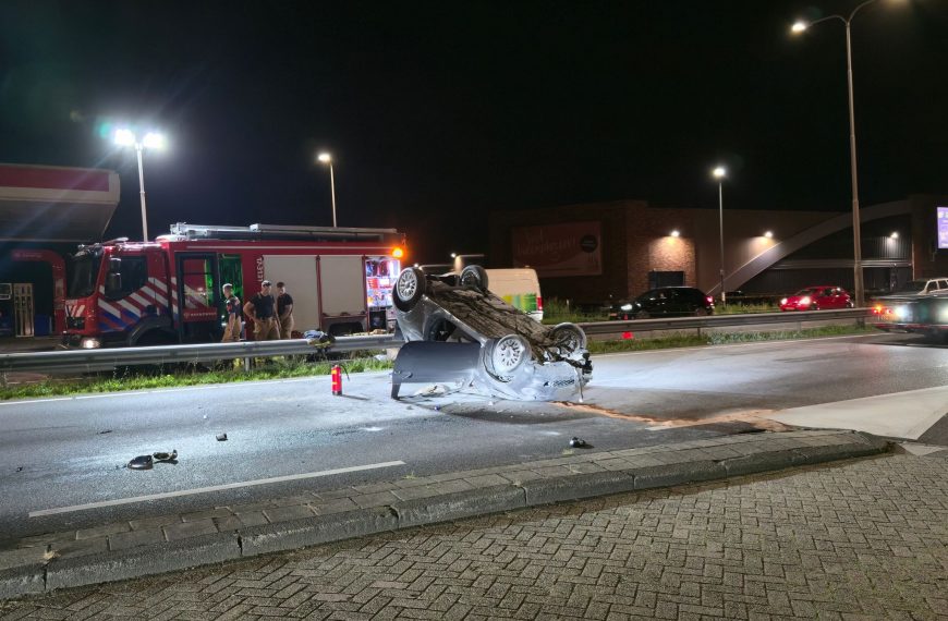 Auto op zijn dak na ongeval op Hartelweg bij Spijkenisse