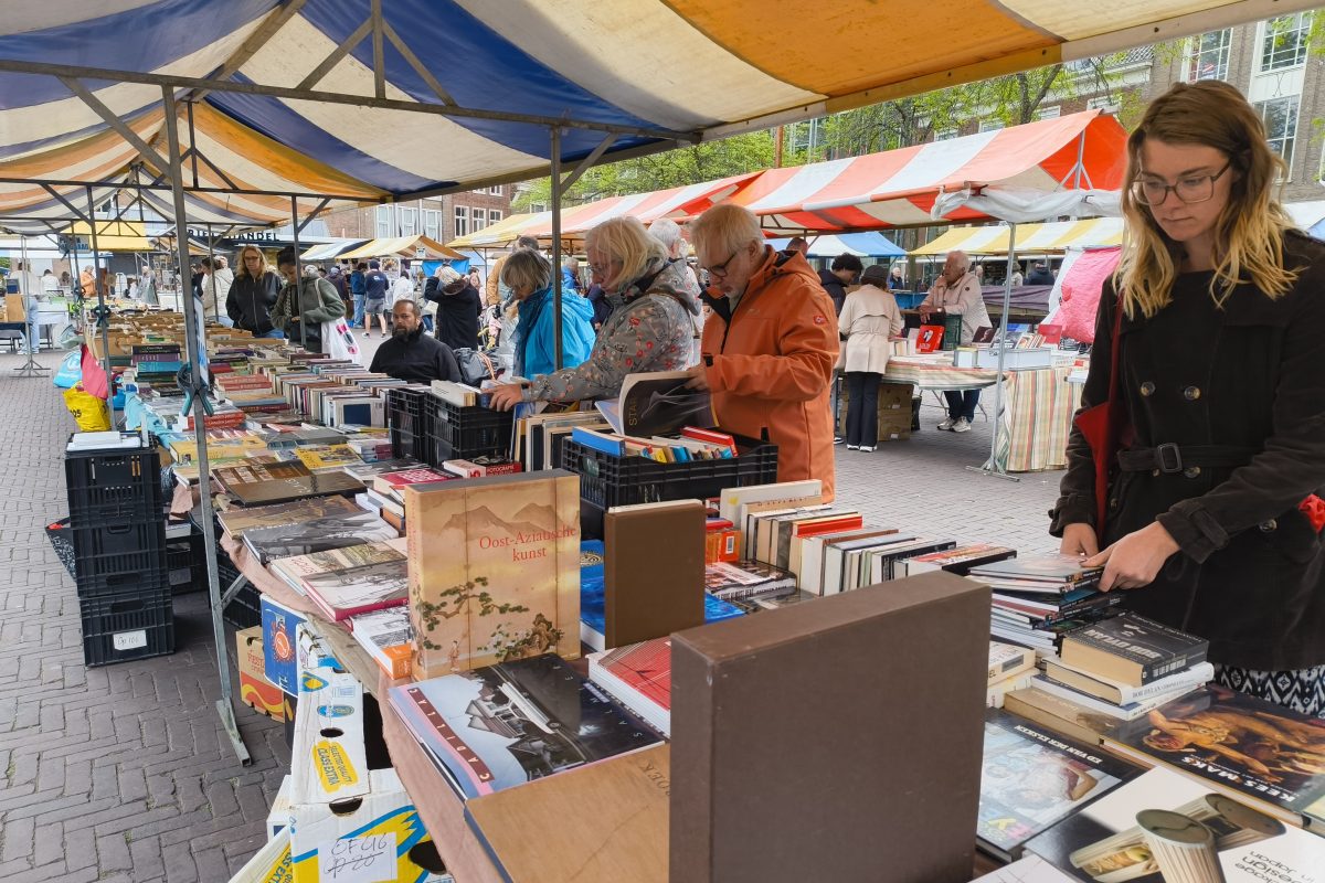 Snuffelen tussen boeken en vinyl in…