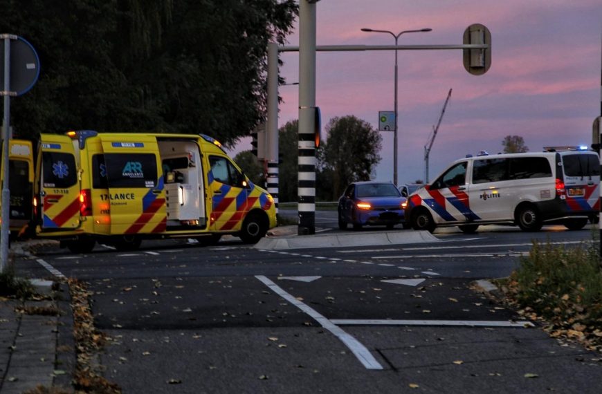 Fietser raakt gewond bij botsing op Kanaalweg Westzijde