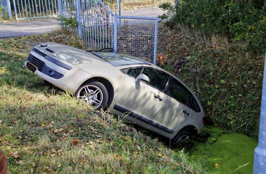 Voertuig te water aan de Plaatweg in Spijkenisse