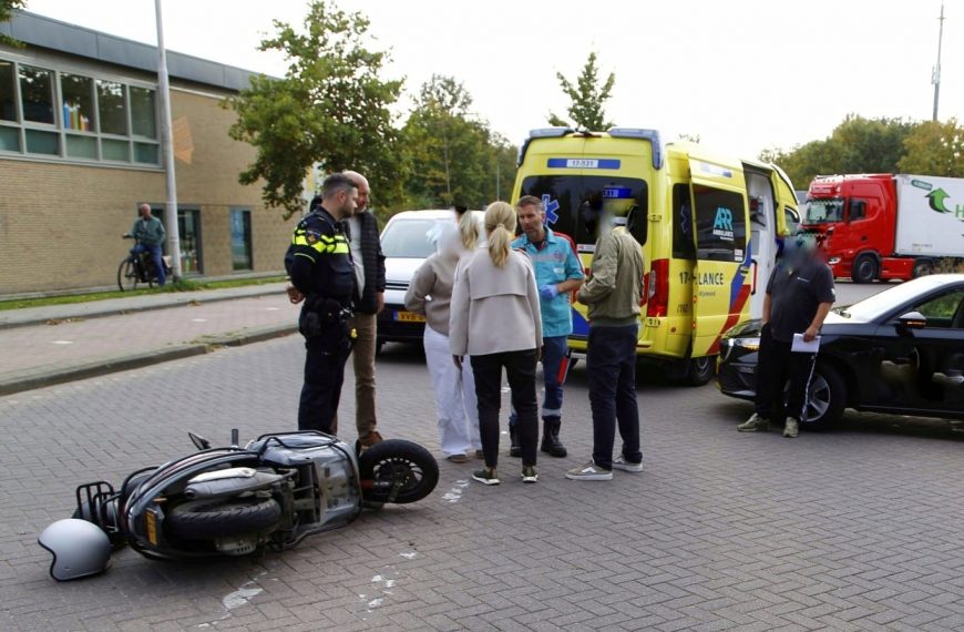 Aanrijding bij benzinestation in Brielle: scooter geraakt door auto