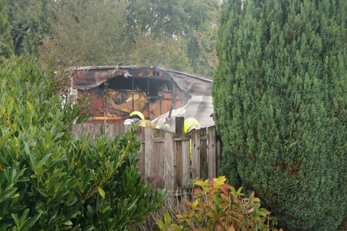 Caravan beschadigd bij brand op camping…