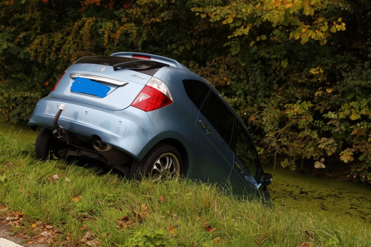 Voertuig komt in de sloot terecht…