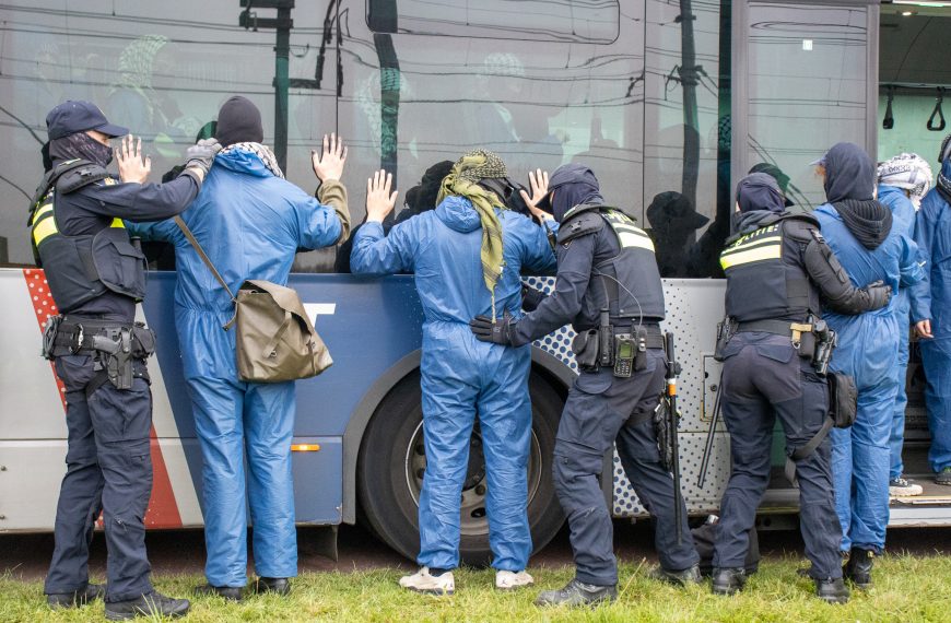 Ruim 300 personen aangehouden bij demonstratie op spoorlijnen bij de Rotterdamse haven