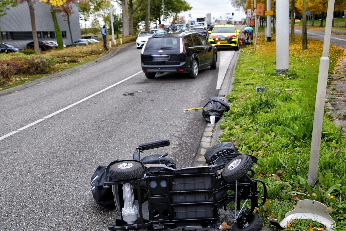 Vrouw in scootmobiel raakt gewond bij…