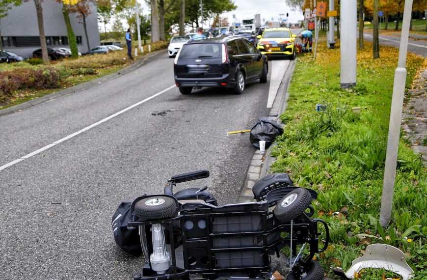 Vrouw in scootmobiel raakt gewond bij aanrijding in Hellevoetsluis