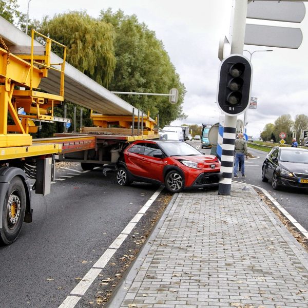Auto komt in botsing met vrachtwagen aan Kanaalweg Westzijde