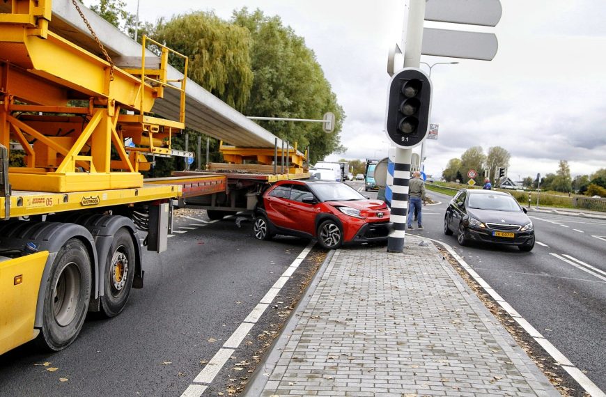 Auto komt in botsing met vrachtwagen aan Kanaalweg Westzijde