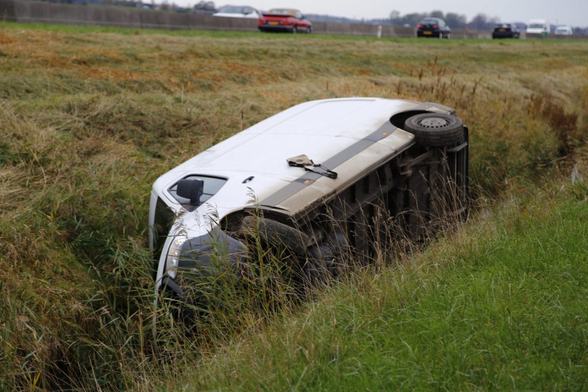 Bezorgbus in sloot op Middelweg Hellevoetsluis