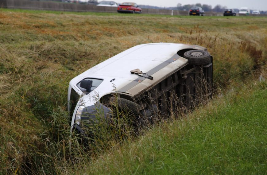 Bezorgbus in sloot op Middelweg Hellevoetsluis