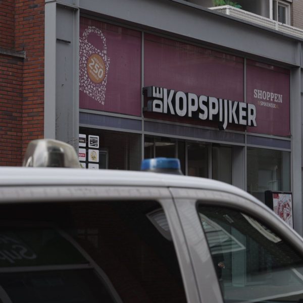 Overval in winkelcentrum Spijkenisse: man bedreigt personeel met mes