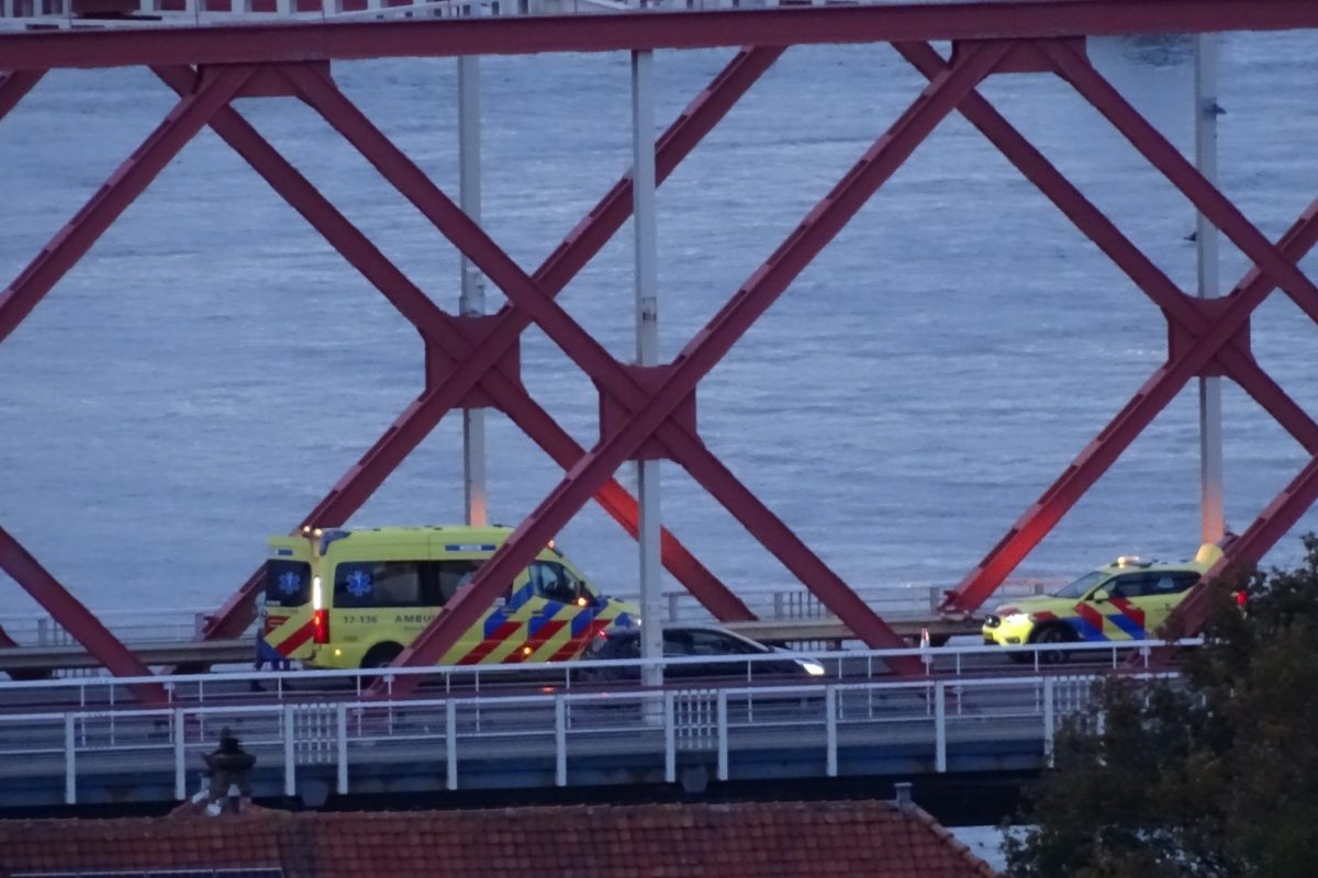Twee gewonden na kop-staartbotsing Spijkenisserbrug