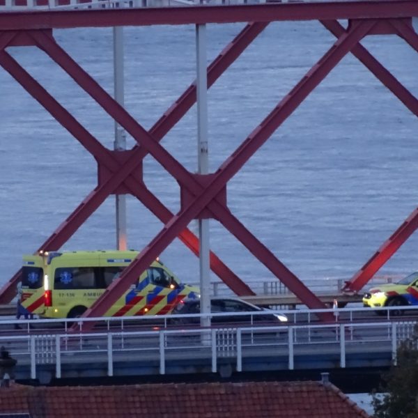 Twee gewonden na kop-staartbotsing Spijkenisserbrug