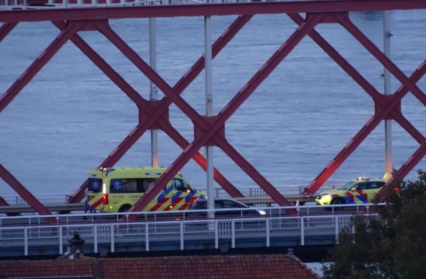 Twee gewonden na kop-staartbotsing Spijkenisserbrug
