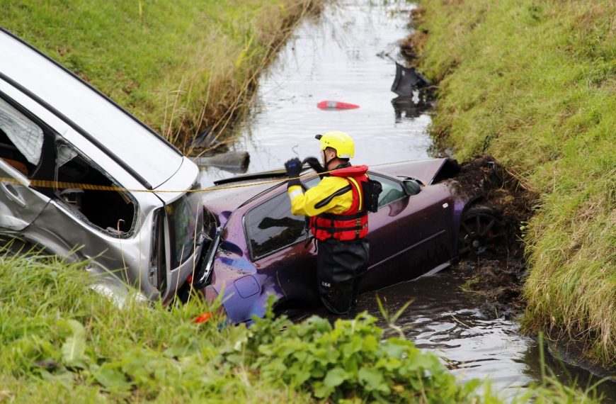 Auto te water in Vierpolders – politie zoekt vrachtwagenchauffeur