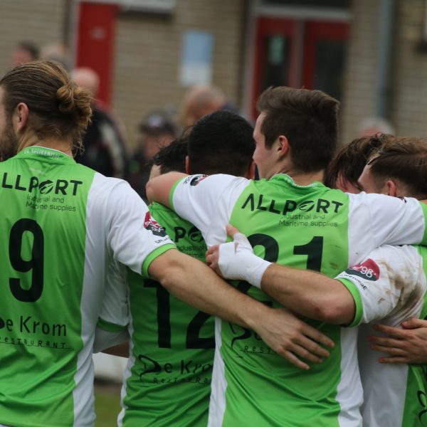 Spijkenisse wint van Papendrecht en stijgt naar gedeelde tweede plaats