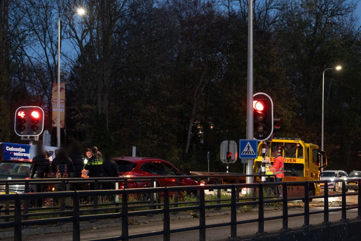 Kop-staartbotsing op Hekelingseweg zorgt voor verkeersdrukte