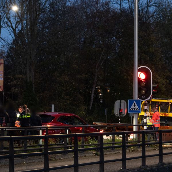 Kop-staartbotsing op Hekelingseweg zorgt voor verkeersdrukte