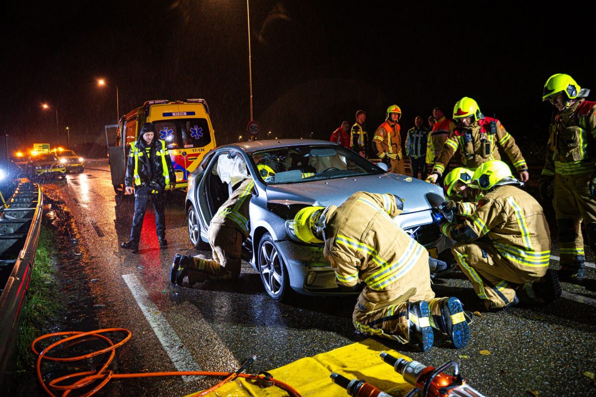 Auto belandt op verkeerde weghelft: meerdere…