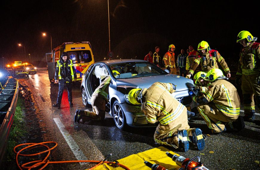 Auto belandt op verkeerde weghelft: meerdere gewonden