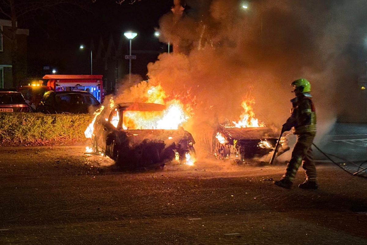 Twee auto’s door onbekende oorzaak in&hellip;